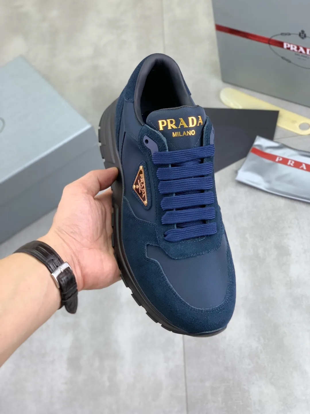 Men's shoes 💰P520 new (higher version) new PRADA (Prada) classic models are on the market at the same time, new men's shoes, 😘fabrics are selected from original imported calfskin. First layer of imported cowhide lining. The original version is awesome! 👍🏿Original open-molded non-slip PU outsole, with exquisite lines, simple and elegant, super comfortable and classy on foot, suitable for leisure travel. Code number: 38-45 (46 customized) 2️⃣ colors available